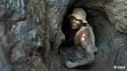 A mineworker at Shinkolobwe nmine shortly before it was officially closed (ddp images/AP Photo/Schalk van Zuydam)