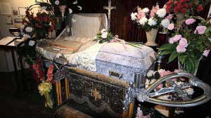 A casket at the Museum of Funeral Customs, Springfield, Illinois, 2006. (Wikimedia 